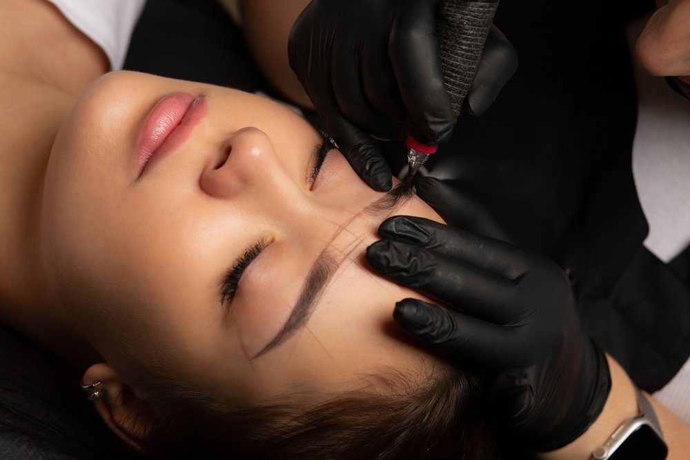 Cosmetician,In,Black,Gloves,Making,Permanent,Makeup,To,A,Woman